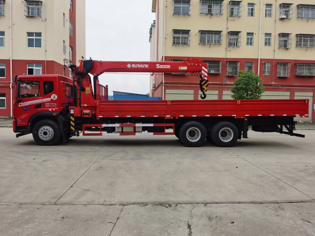 國(guó)六東風(fēng)華神DV5后八輪宏昌天馬12噸五節(jié)臂吊機(jī)隨車吊