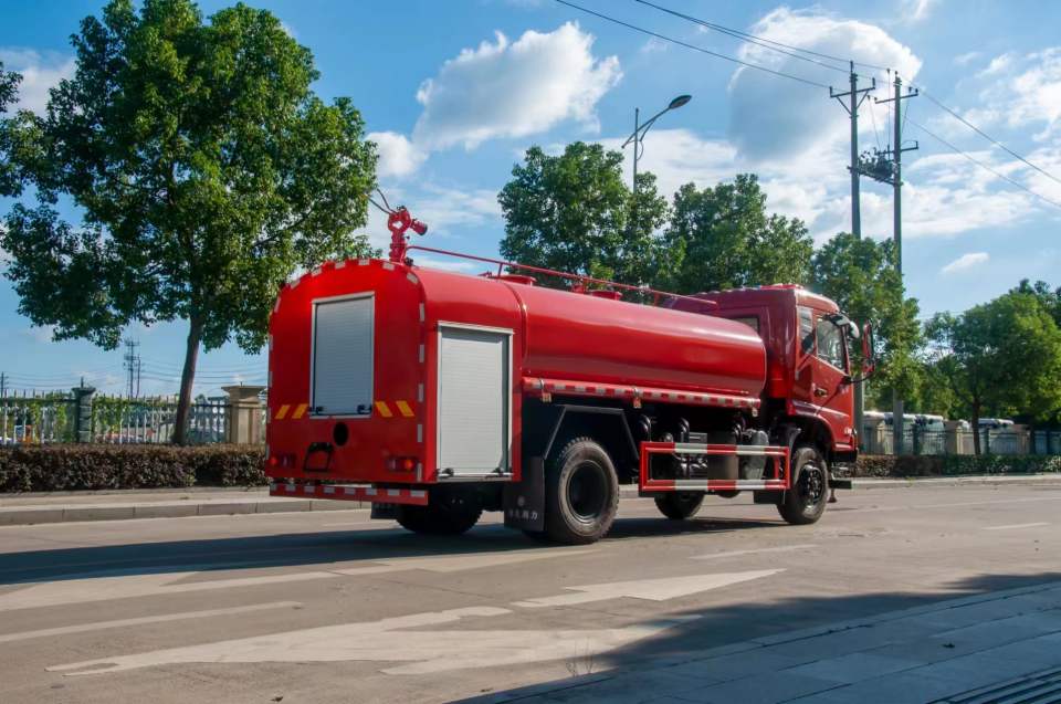 東風(fēng)四驅(qū)10噸森林消防灑水車