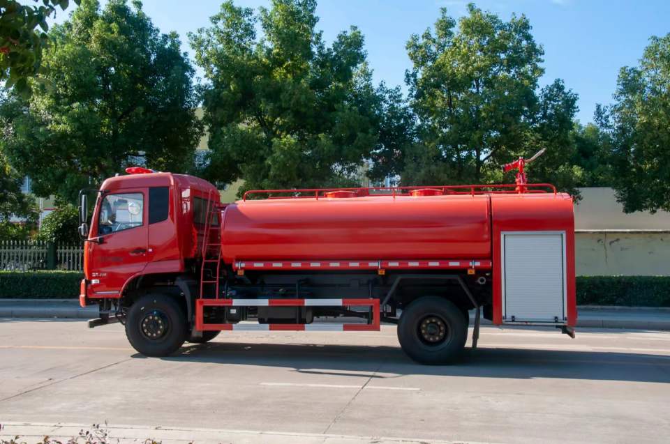 東風(fēng)四驅(qū)10噸森林消防灑水車